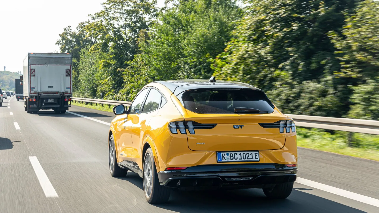 Entspanntes Fahren auf der Autobahn: Bleibvt man auf einer Spur, lässt sich der Mustang Mach-E mit Ford Blue Cruise auch freihändig bewegen.