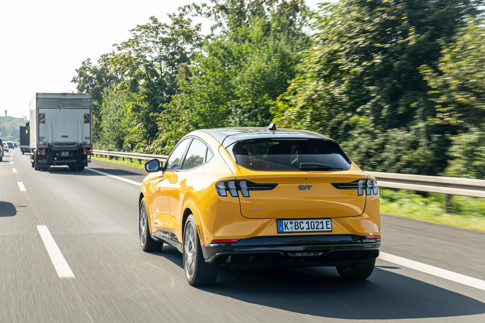 Entspanntes Fahren auf der Autobahn: Bleibvt man auf einer Spur, lässt sich der Mustang Mach-E mit Ford Blue Cruise auch freihändig bewegen.