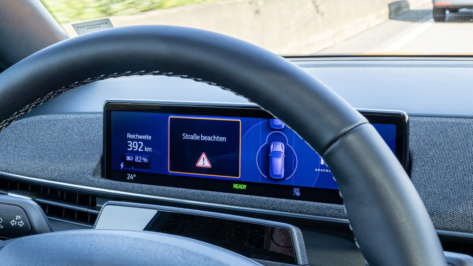 Blicken Fahrerin oder Fahrer allerdings nicht auf die Straße, erfolgt ein Warnhinweis – bis hin zum Abschalten des Systems. Direkt hinter dem Lenkrad: die Infrarotkamera zur Überwachung der Fahrerblickrichtung.