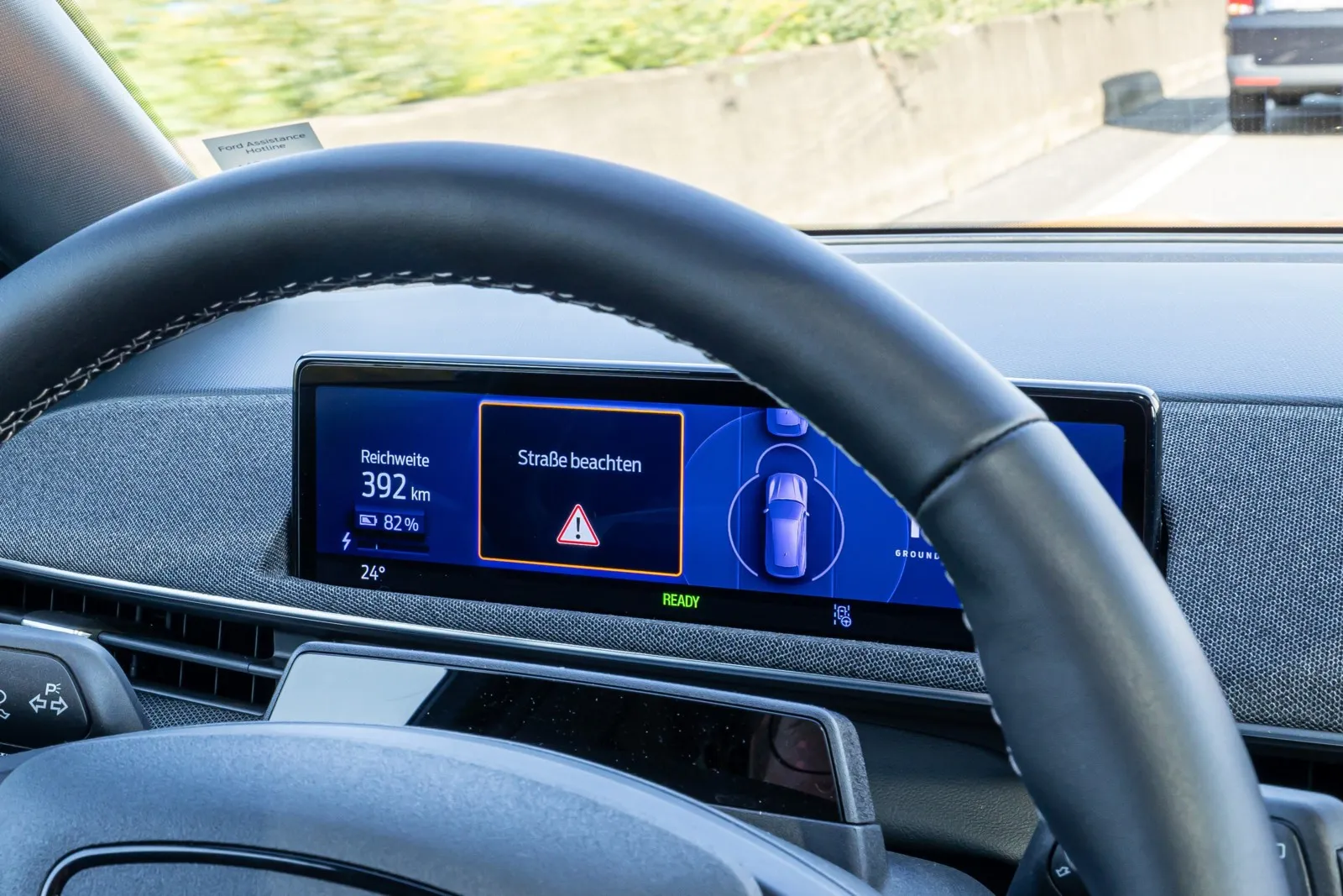 Blicken Fahrerin oder Fahrer allerdings nicht auf die Straße, erfolgt ein Warnhinweis – bis hin zum Abschalten des Systems. Direkt hinter dem Lenkrad: die Infrarotkamera zur Überwachung der Fahrerblickrichtung.