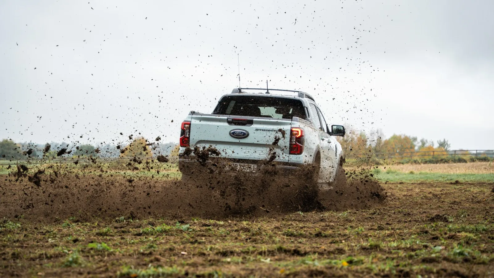 Der Ranger Plug-in-Hybrid wird auch für Europa im südafrikanischen Ford-Werk in Silverton gebaut. Eigenen Angaben zufolge behauptete sich die Ranger-Modellreihe 2024 im zehnten Jahr in Folge als europäischer Marktführer unter den Pick-ups. Dabei wuchs ihr Marktanteil in diesem Segment laut Hersteller auf mehr als 43 Prozent.