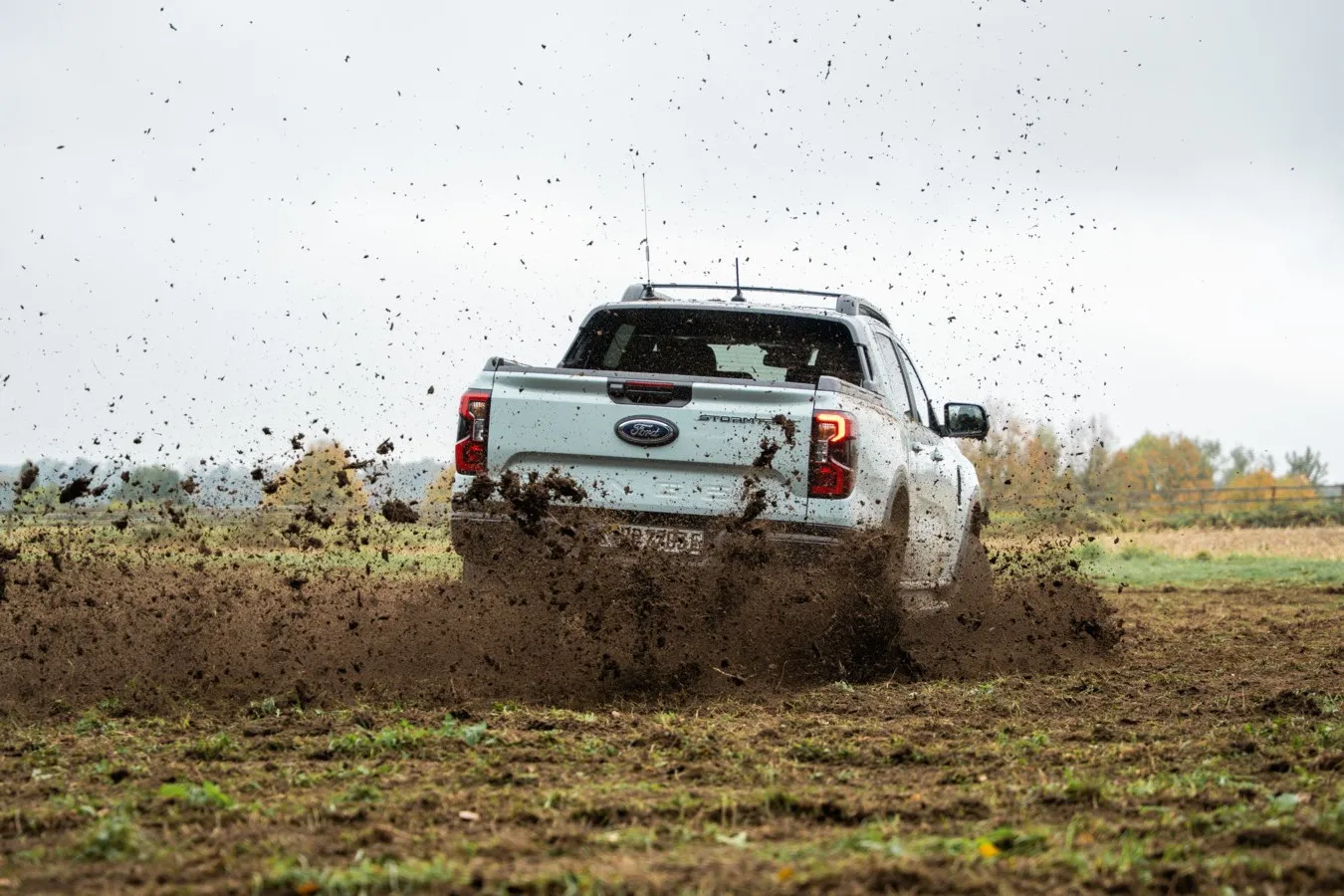 Der Ranger Plug-in-Hybrid wird auch für Europa im südafrikanischen Ford-Werk in Silverton gebaut. Eigenen Angaben zufolge behauptete sich die Ranger-Modellreihe 2024 im zehnten Jahr in Folge als europäischer Marktführer unter den Pick-ups. Dabei wuchs ihr Marktanteil in diesem Segment laut Hersteller auf mehr als 43 Prozent.