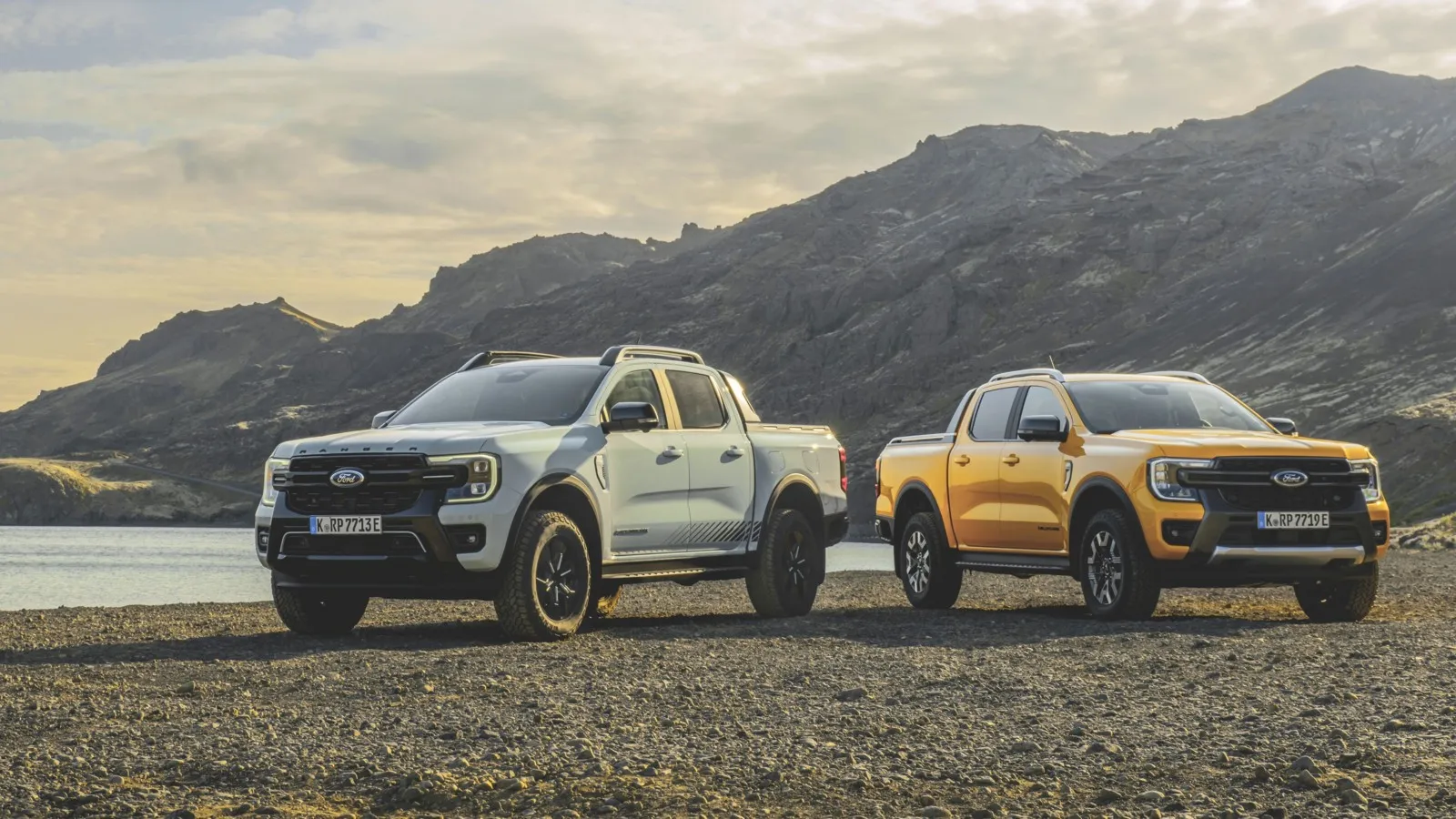 Mit dem Ranger PHEV schickt Ford Pro erstmals einen elektrifizierten Pick-up auf deutsche Straßen: Der neue Teilzeitstromer mit Doppelkabine steht als exklusive Stormtrak-Sonderedition sowie in den Ausstattungsvarianten Wildtrak und XLT zur Wahl. Die Preise für Version XLT gehen bei 44.690 Euro netto (zzgl. Ust.) los.