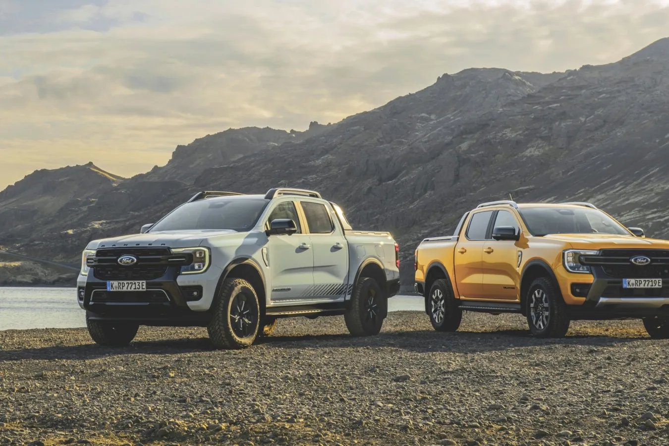 Mit dem Ranger PHEV schickt Ford Pro erstmals einen elektrifizierten Pick-up auf deutsche Straßen: Der neue Teilzeitstromer mit Doppelkabine steht als exklusive Stormtrak-Sonderedition sowie in den Ausstattungsvarianten Wildtrak und XLT zur Wahl. Die Preise für Version XLT gehen bei 44.690 Euro netto (zzgl. Ust.) los.