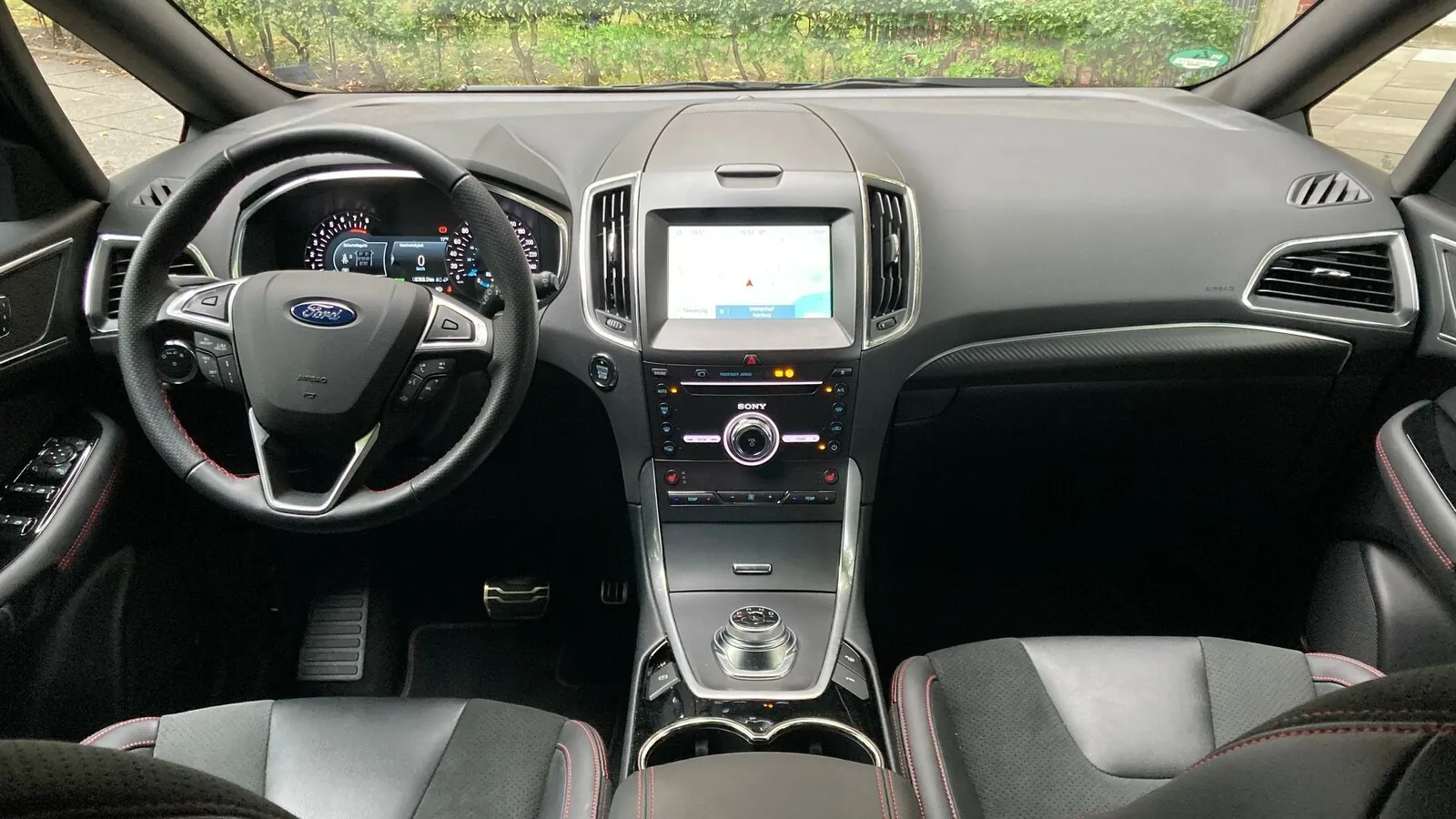 Modern gestaltestes S-Max-Cockpit, serienmäßiger 8-Zoll-Monitor. Der Materialeindruck könnte besser sein.