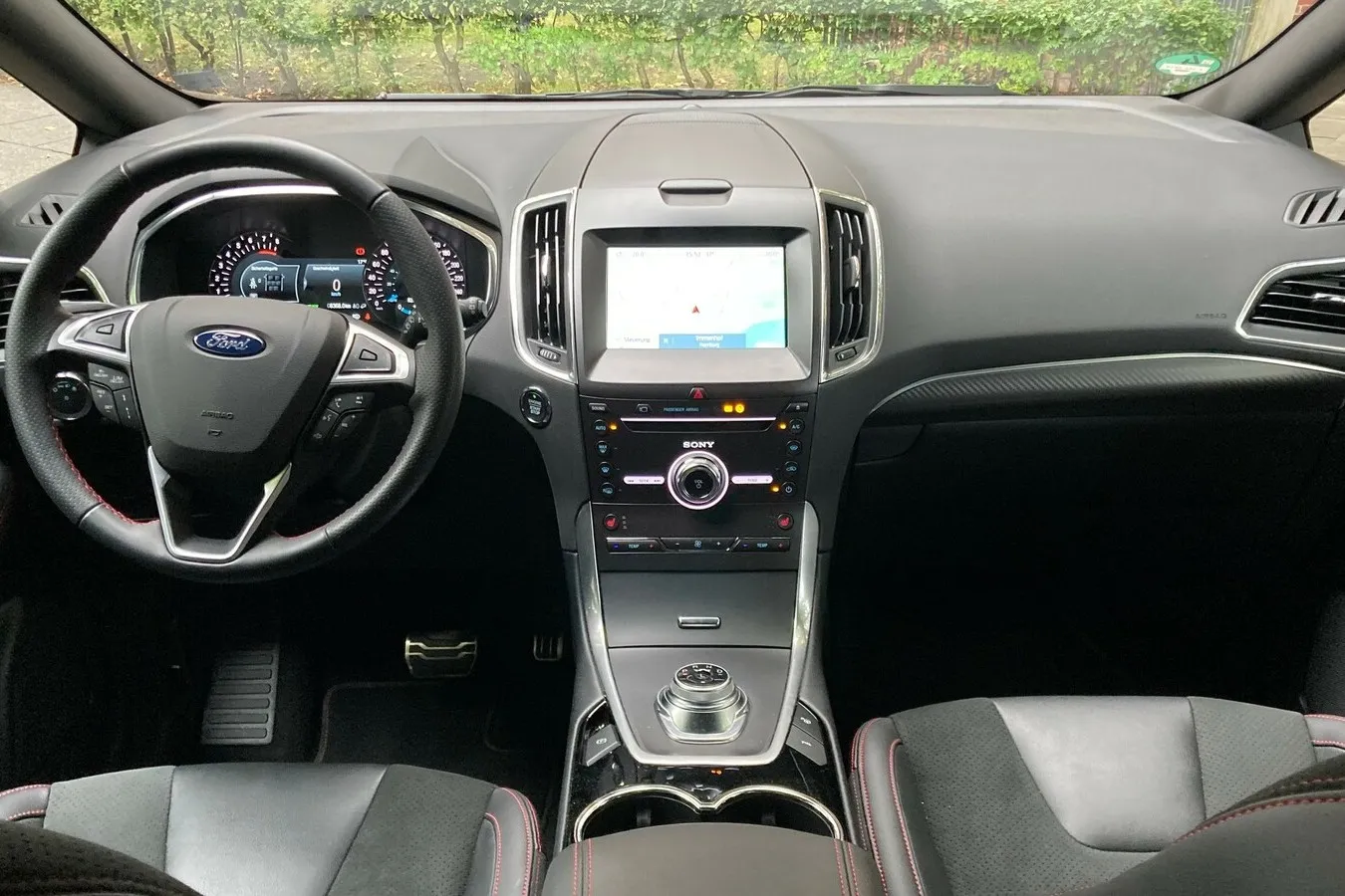 Modern gestaltestes S-Max-Cockpit, serienmäßiger 8-Zoll-Monitor. Der Materialeindruck könnte besser sein.