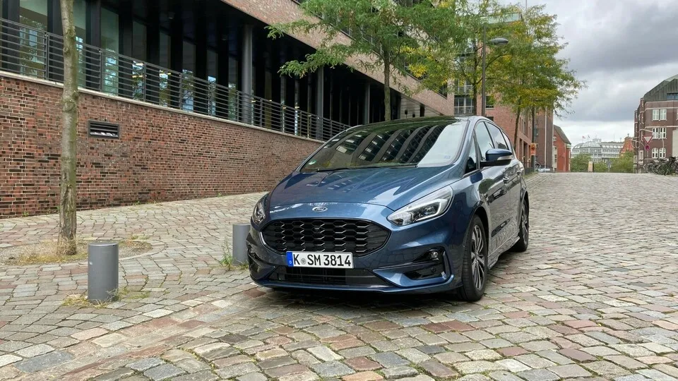 Der Ford S-Max spielt die Rolle des Dynamikers unter den Vans – auch als Hybridvariante.