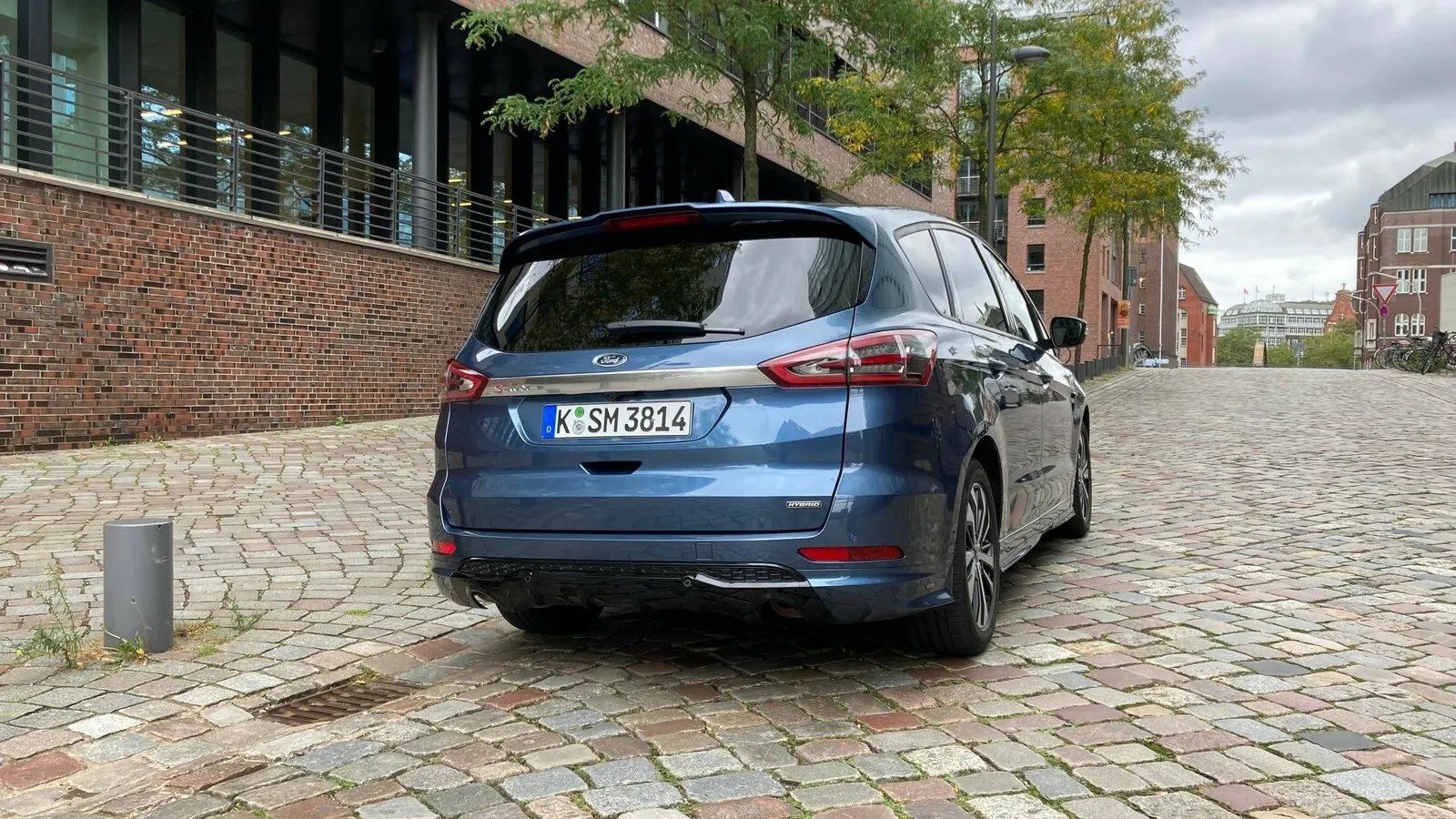 Auch das Heck des S-Max ist ganz untypisch für einen Van, der Kasten-Look ist ihm völlig fremd.