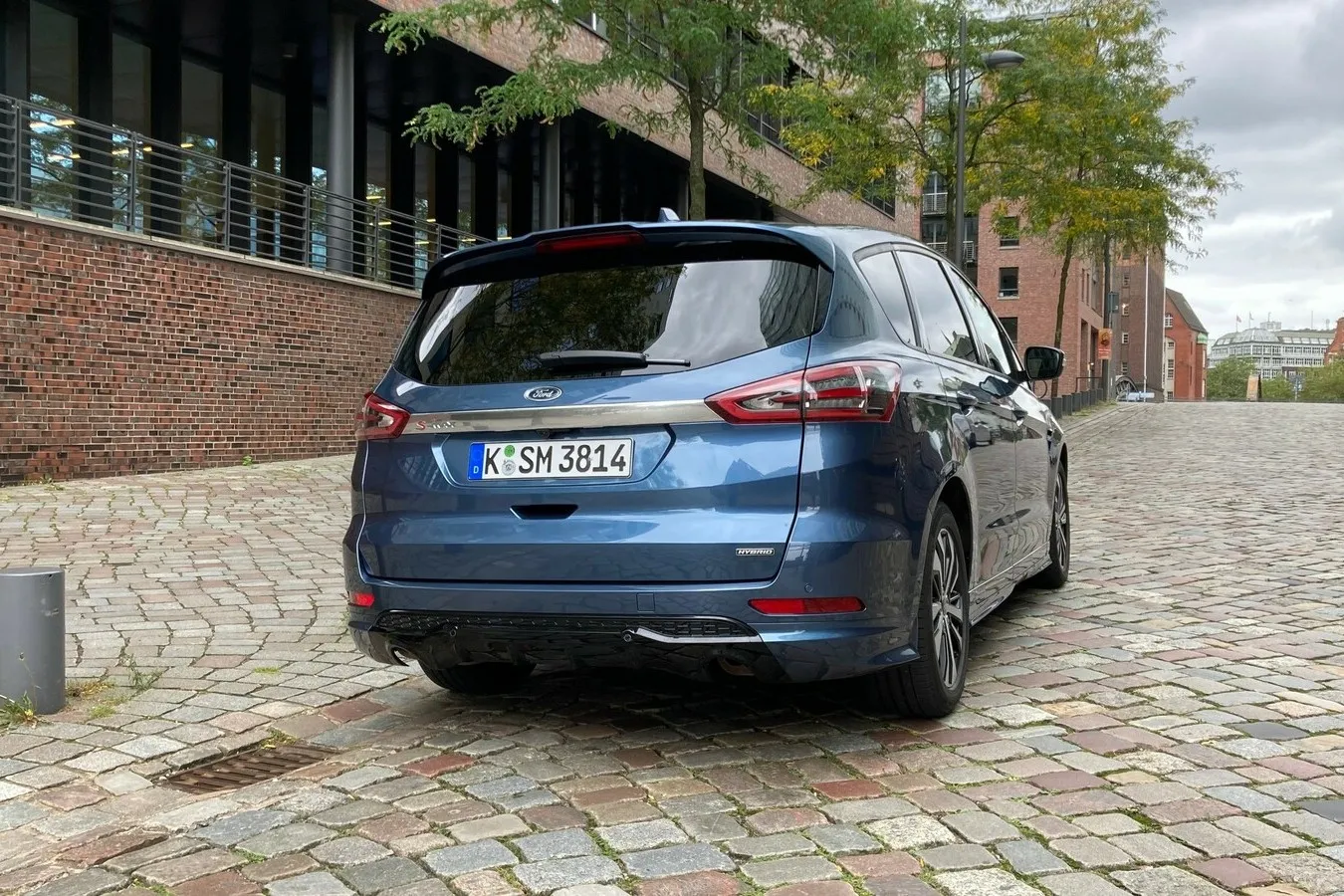 Auch das Heck des S-Max ist ganz untypisch für einen Van, der Kasten-Look ist ihm völlig fremd.