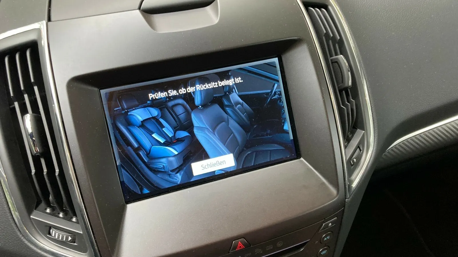 Sind auch die Kinder aus dem Auto? Der Ford S-Max weist bei jedem Ausstieg darauf hin.