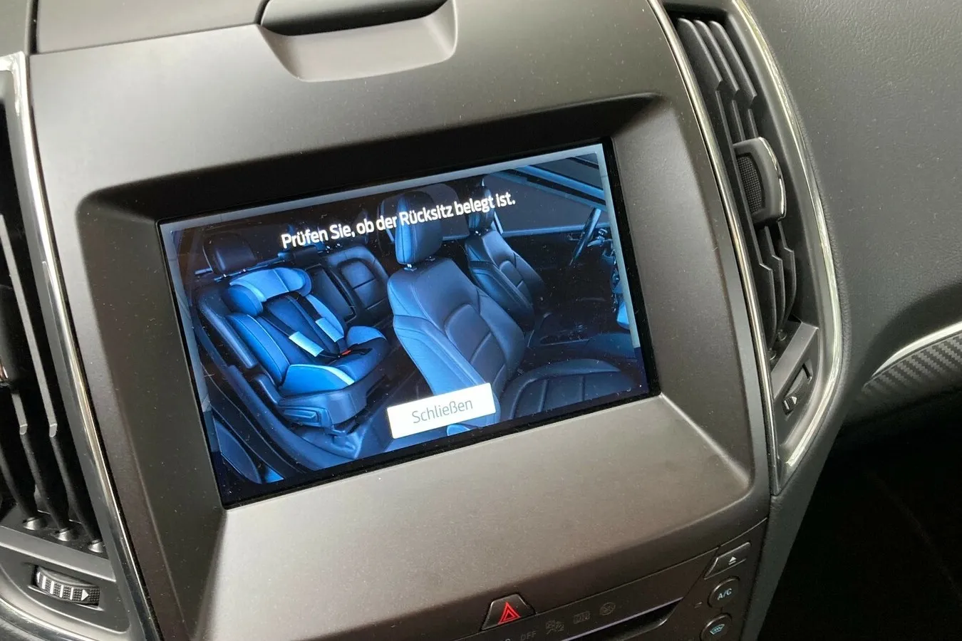 Sind auch die Kinder aus dem Auto? Der Ford S-Max weist bei jedem Ausstieg darauf hin.