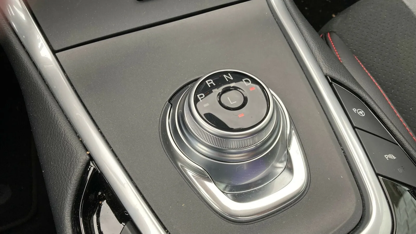 Die CVT-Steuerung erfolgt via Drehrad. Fahrstufe „L“ für mehr Rekuperationsleistung.