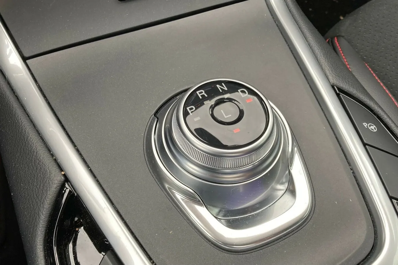 Die CVT-Steuerung erfolgt via Drehrad. Fahrstufe „L“ für mehr Rekuperationsleistung.
