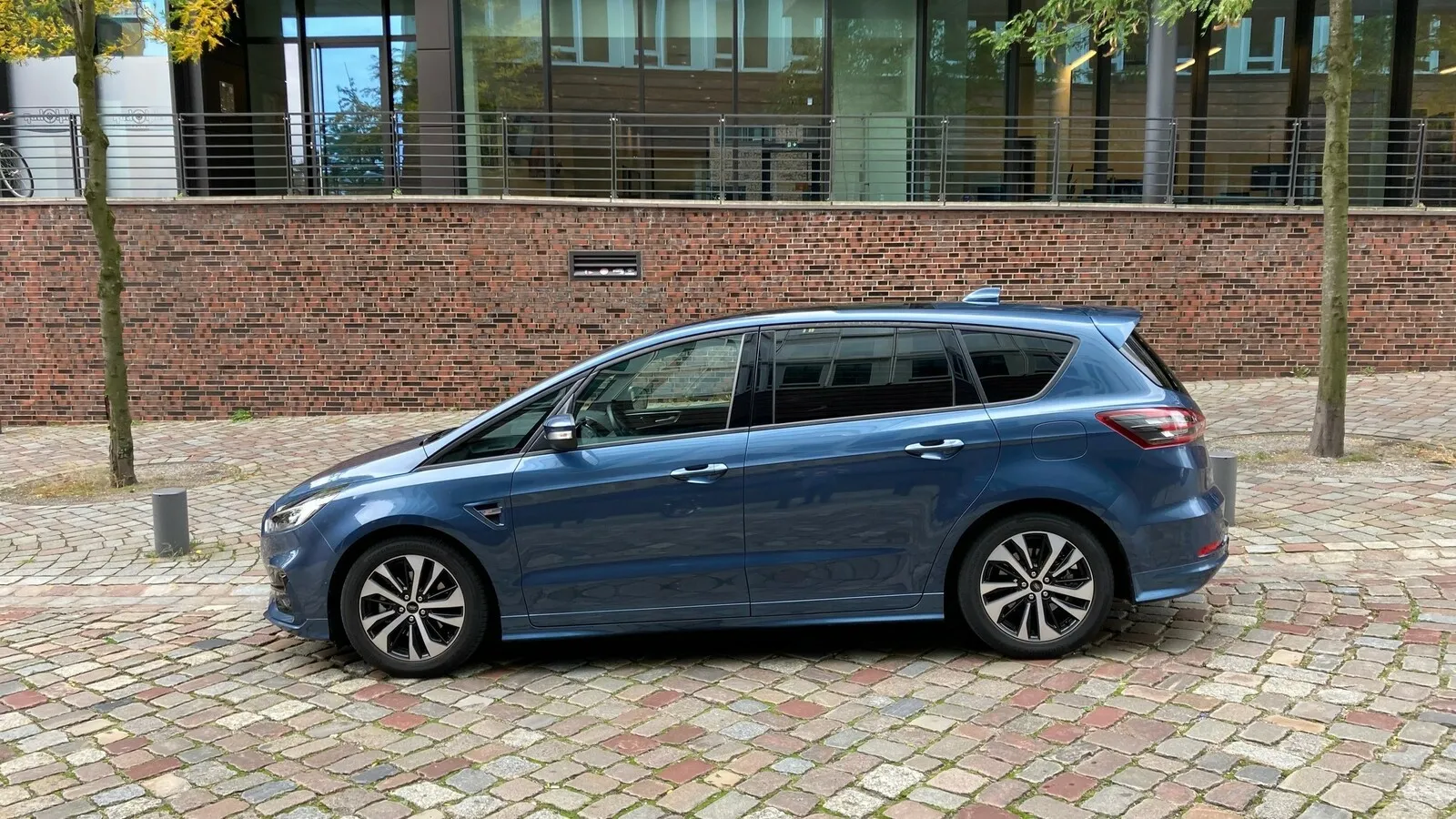 Die S-Max-Seitenlinie ist ebenso von Dynamik geprägt. Trotzdem bietet der große Ford-Van eine Menge Platz.