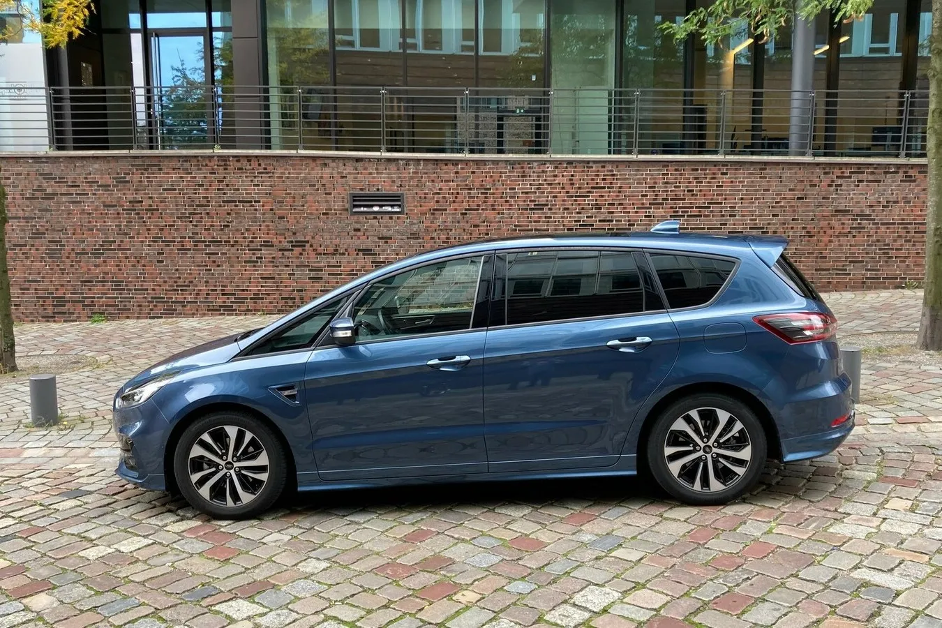 Die S-Max-Seitenlinie ist ebenso von Dynamik geprägt. Trotzdem bietet der große Ford-Van eine Menge Platz.