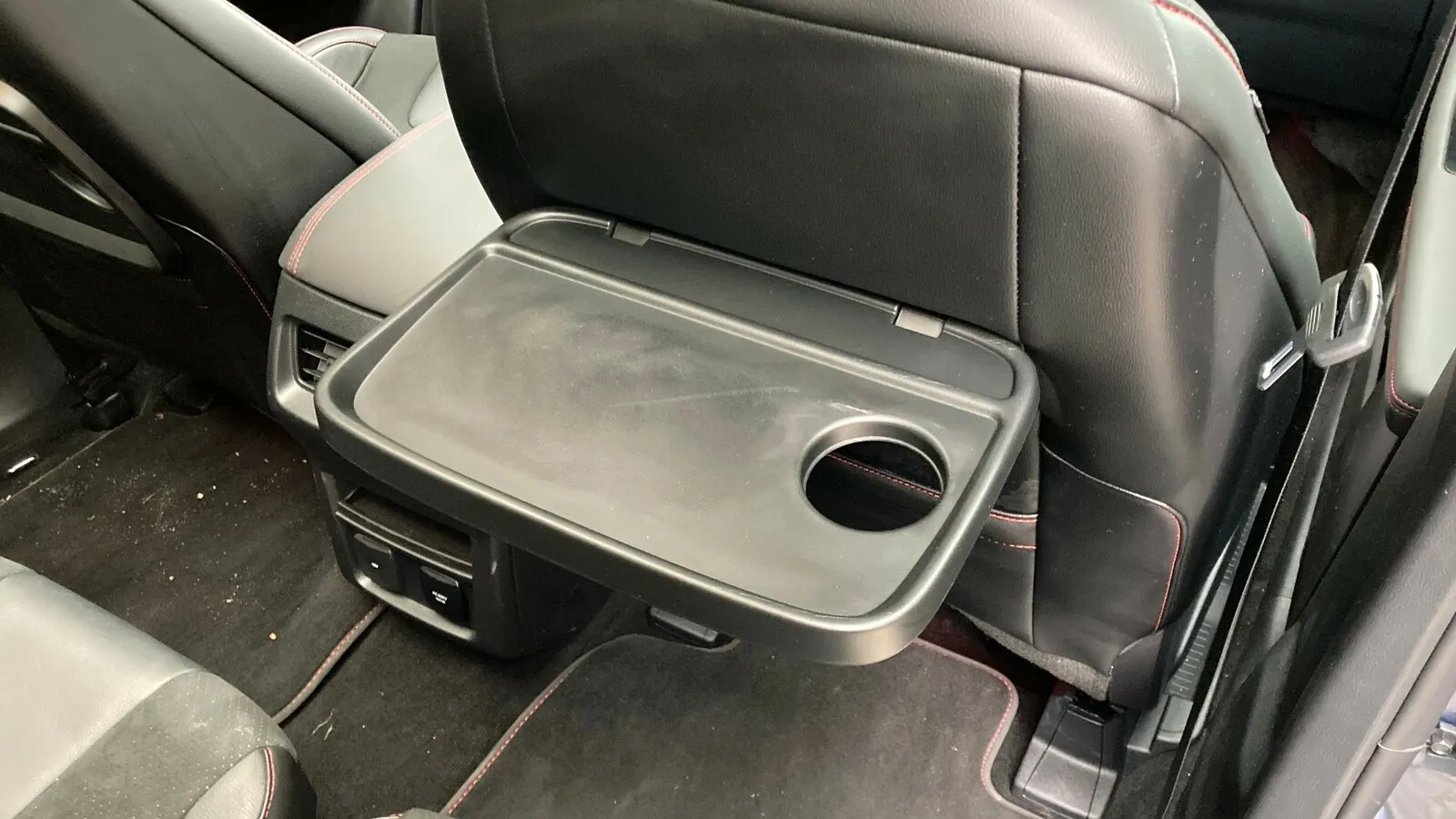 Für die Passagiere der zweiten Reihe gibt es Klapp-Tabletts in der Lehne der Vordersitze.