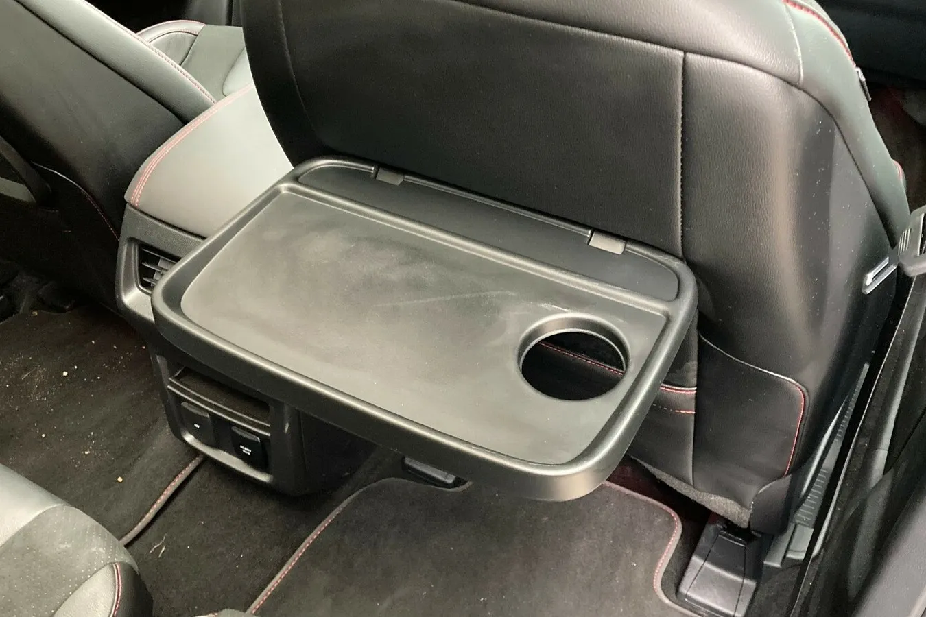 Für die Passagiere der zweiten Reihe gibt es Klapp-Tabletts in der Lehne der Vordersitze.