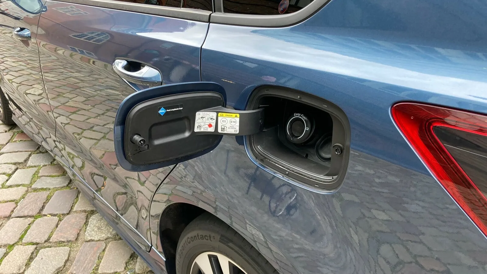 Einfaches Tanken bei Ford: Auch im S-Max gibt es außer dem Tankdeckel keinen weiteren Verschluss des Einfüllstutzens.