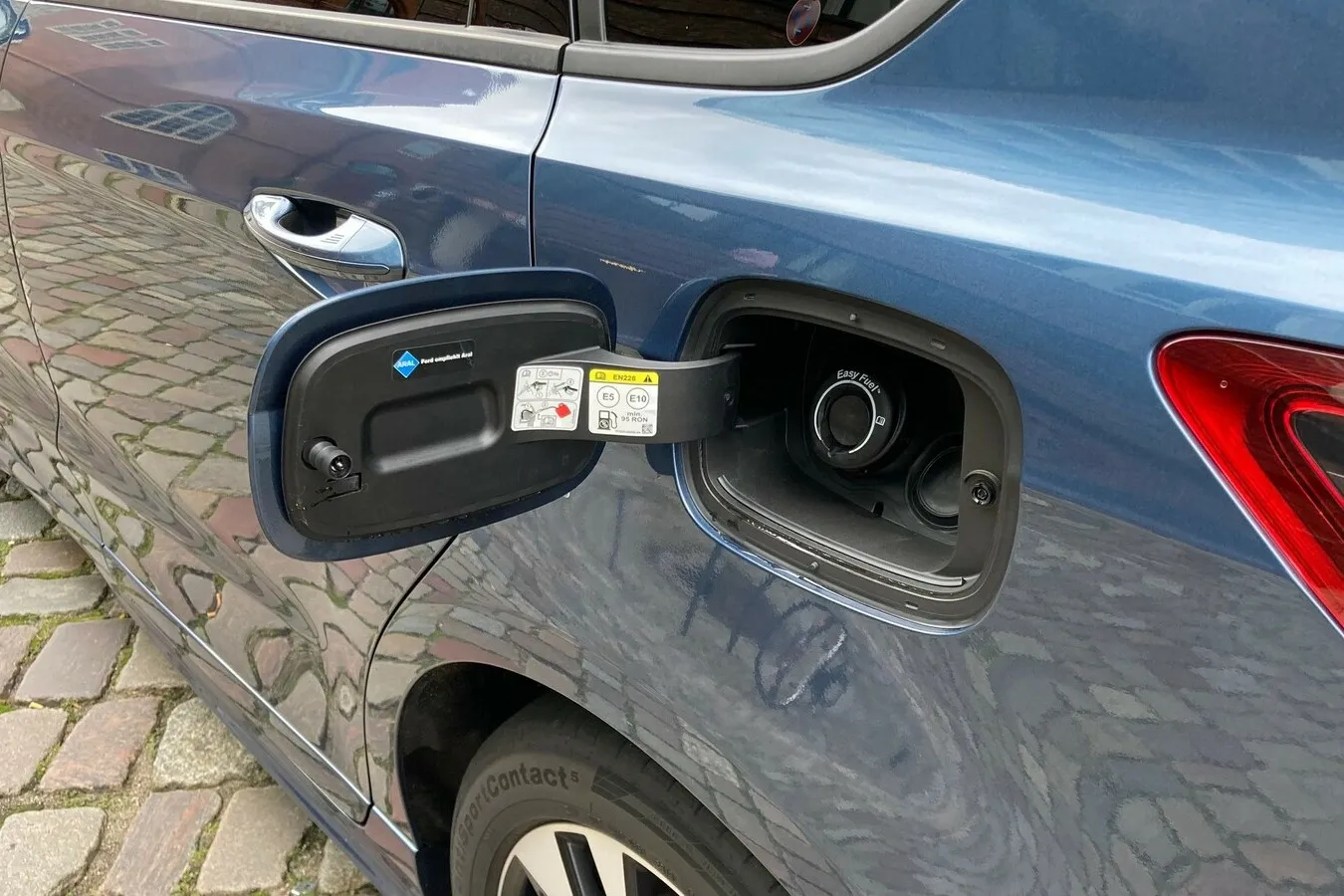 Einfaches Tanken bei Ford: Auch im S-Max gibt es außer dem Tankdeckel keinen weiteren Verschluss des Einfüllstutzens.