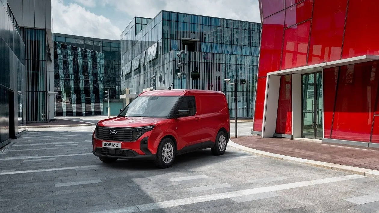 Als Elektro-Transporter startet der Transit Courier erst Ende 2024. Als Diesel oder Benziner kommt er aber bereits diesen Sommer.