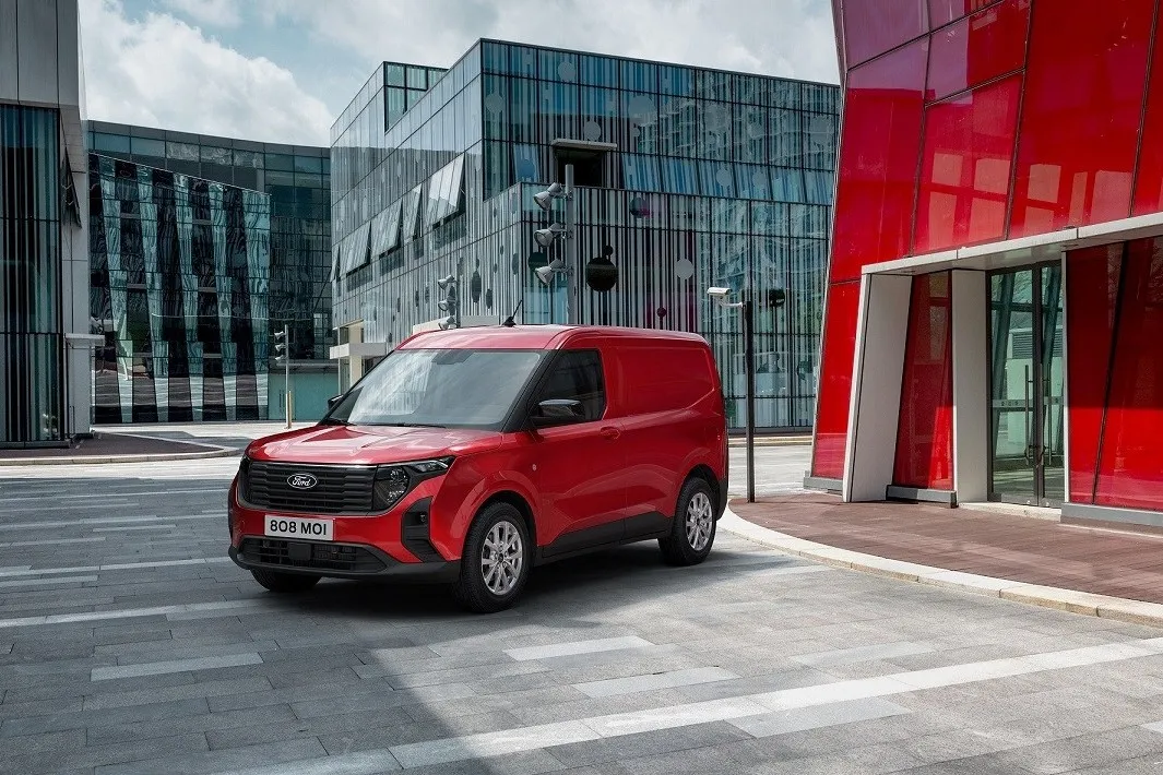 Als Elektro-Transporter startet der Transit Courier erst Ende 2024. Als Diesel oder Benziner kommt er aber bereits diesen Sommer.