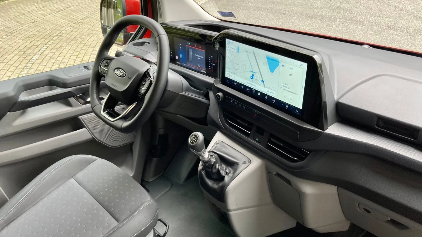 Der 13-Zoll-Touchscreen ist immer Serie im Transit Custom, 12-Zoll-Digitalinstrumente reicht Ford erst im zweiten Halbjahr 2024 nach (im Bild: 7-Zoll-Digitalinstrumente).
