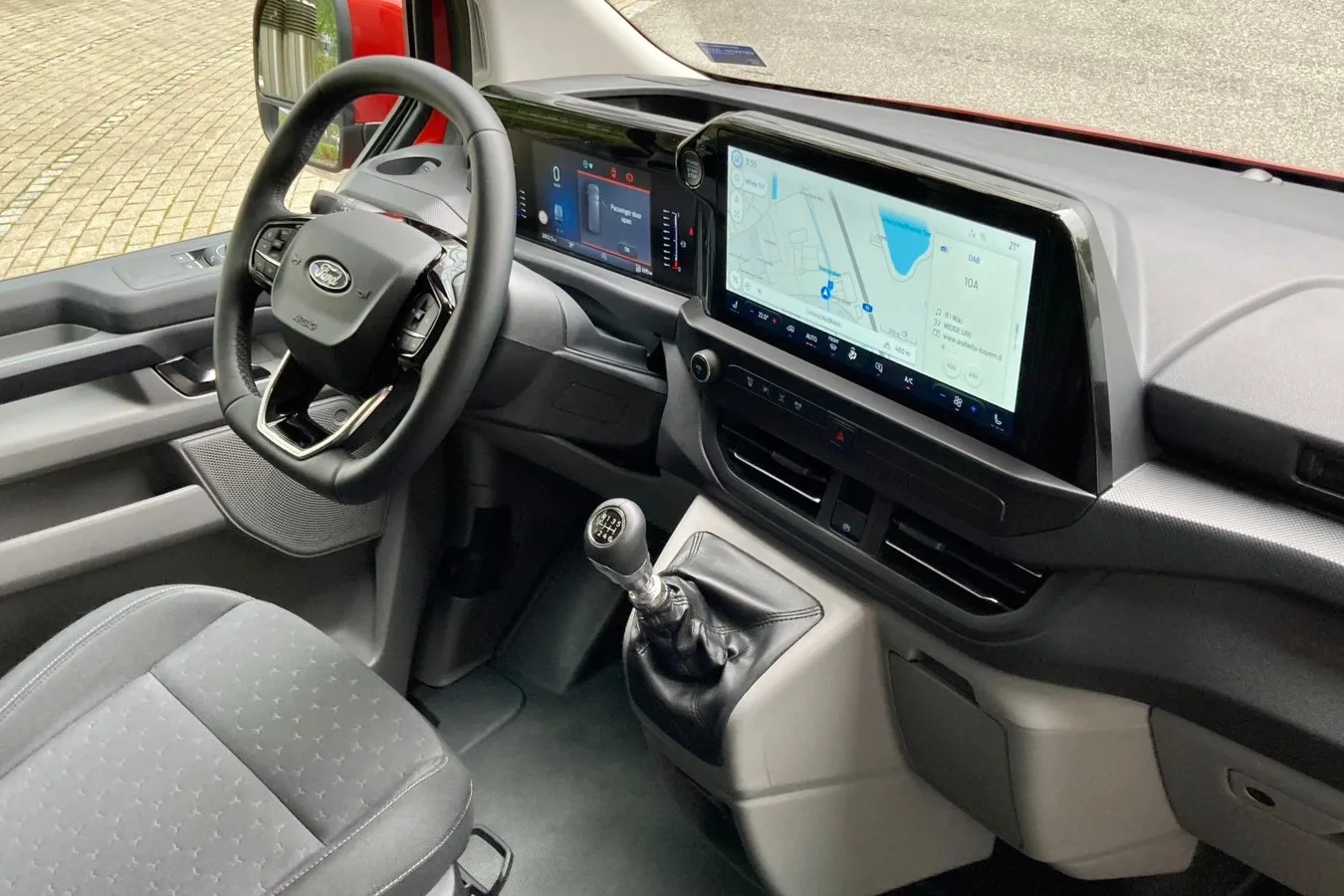 Der 13-Zoll-Touchscreen ist immer Serie im Transit Custom, 12-Zoll-Digitalinstrumente reicht Ford erst im zweiten Halbjahr 2024 nach (im Bild: 7-Zoll-Digitalinstrumente).