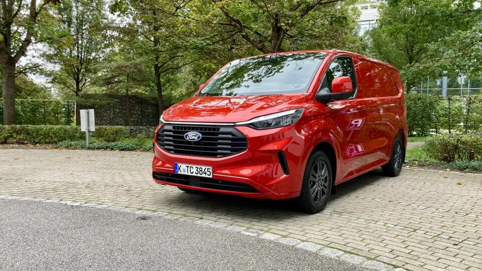 Neuer Transit Custom von Ford: Transporter mit Pkw-ähnlichem Fahrverhalten und trotzdem viel Praxistauglichkeit.