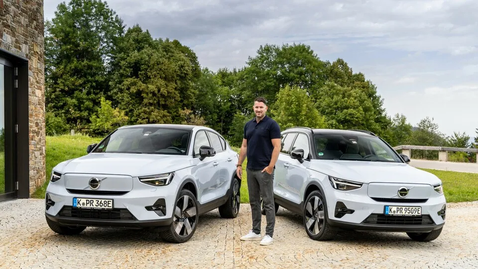 Steffen Freichel vor Volvo C40 und XC40 Recharge Pure Electric: Eine Klasse darunter greifen die Schweden jetzt auch mit den kleinen Elektro-SUV EX30 an.