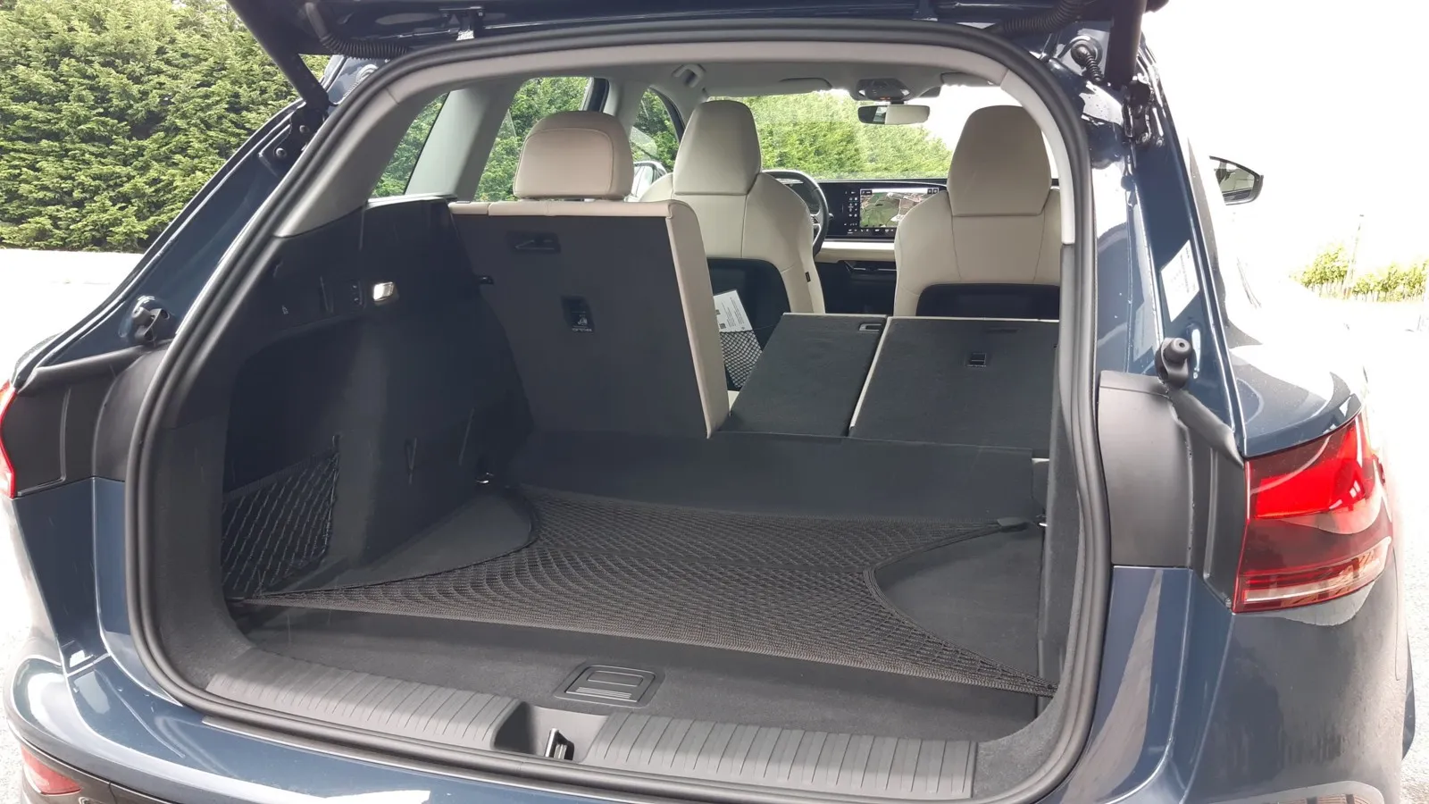 Der Gepäckraum fasst 526 bis 1.529 Liter.