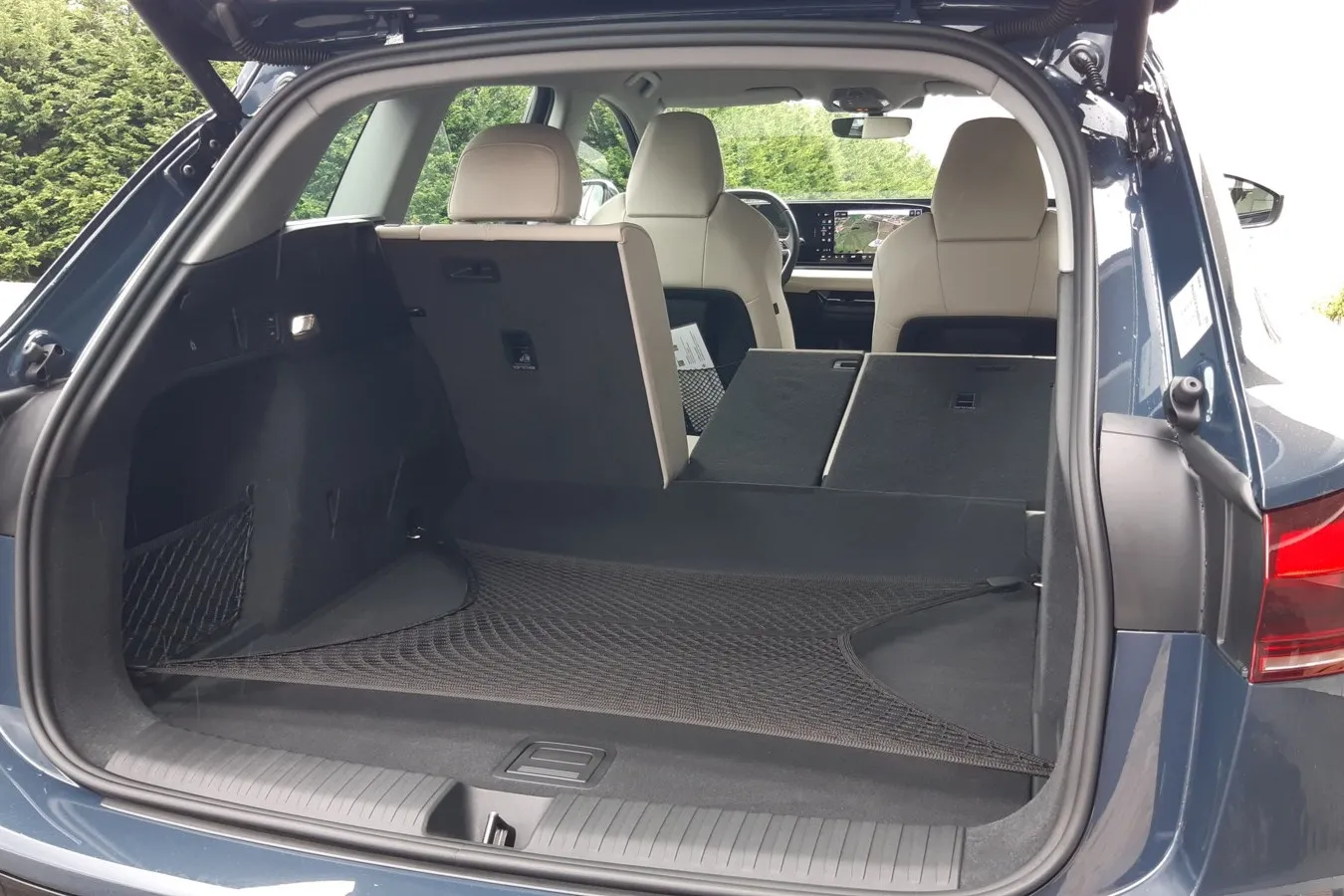 Der Gepäckraum fasst 526 bis 1.529 Liter.