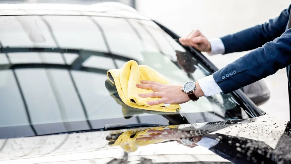 Das Reinigen der Autoscheibe wird von der gesetzlichen Unfallversicherung als Wegeunfall angesehen.