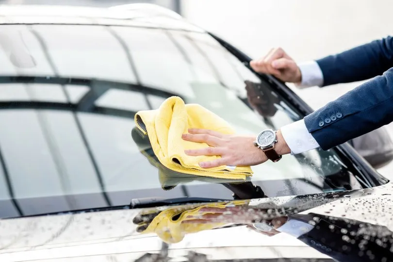 Das Reinigen der Autoscheibe wird von der gesetzlichen Unfallversicherung als Wegeunfall angesehen.