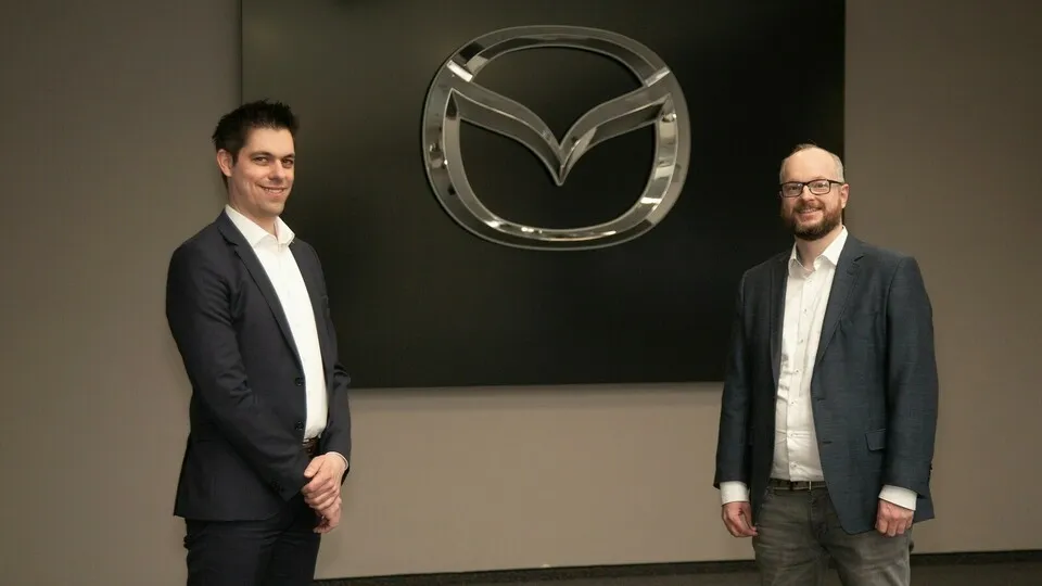 Felix Gebhart (l., Direktor Vertrieb bei Mazda Motors Deutschland) stand Christian Frederik Merten für Fragen zur Mazda-Großkundenstrategie Rede und Antwort.