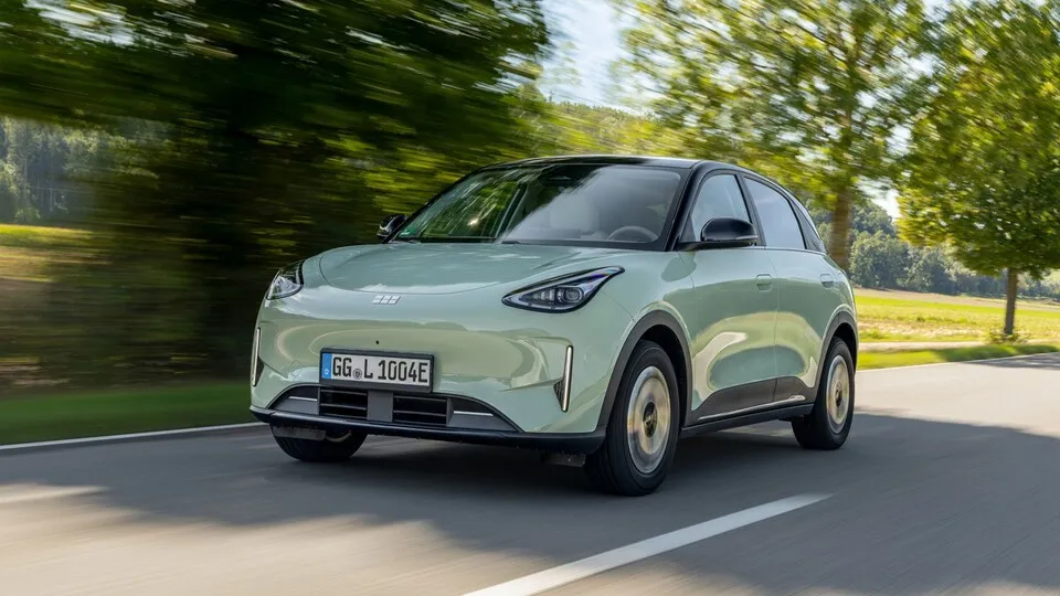 Der Geely E2 ist ein vollelektrischer Kleinwagen mit Hinterradantrieb für den urbanen Fuhrpark.