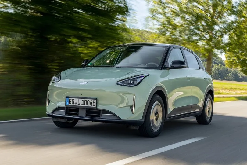Der Geely E2 ist ein vollelektrischer Kleinwagen mit Hinterradantrieb für den urbanen Fuhrpark.