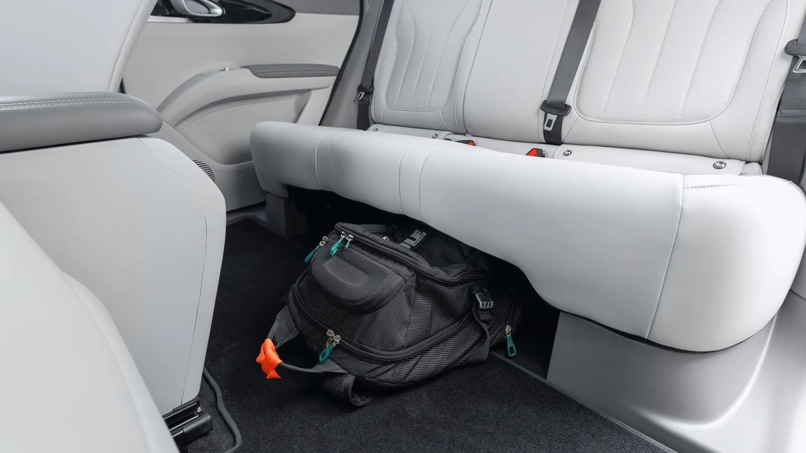 Unter der hinteren Sitzbank bietet der Geely E2 ein zusätzliches Fach für kleinere Gegenstände.