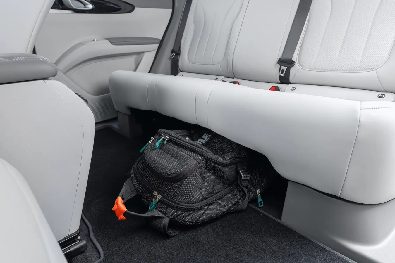 Unter der hinteren Sitzbank bietet der Geely E2 ein zusätzliches Fach für kleinere Gegenstände.