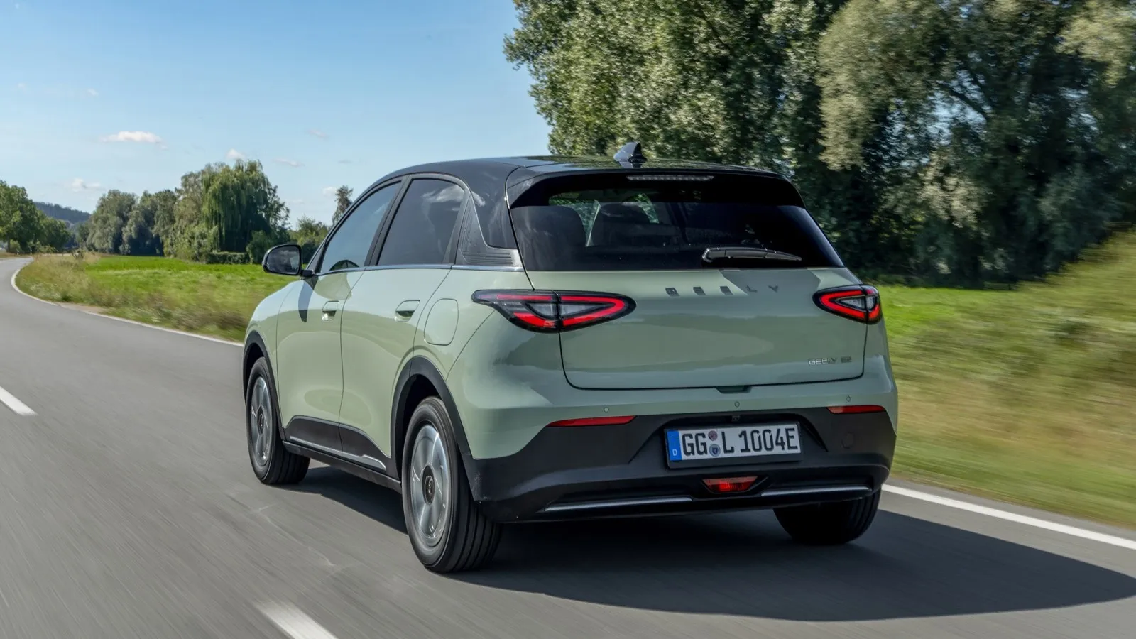 Große Heckleuchten, die weit in die hinteren Kotflügel hineinreichen, prägen die Rückansicht des Geely E2.