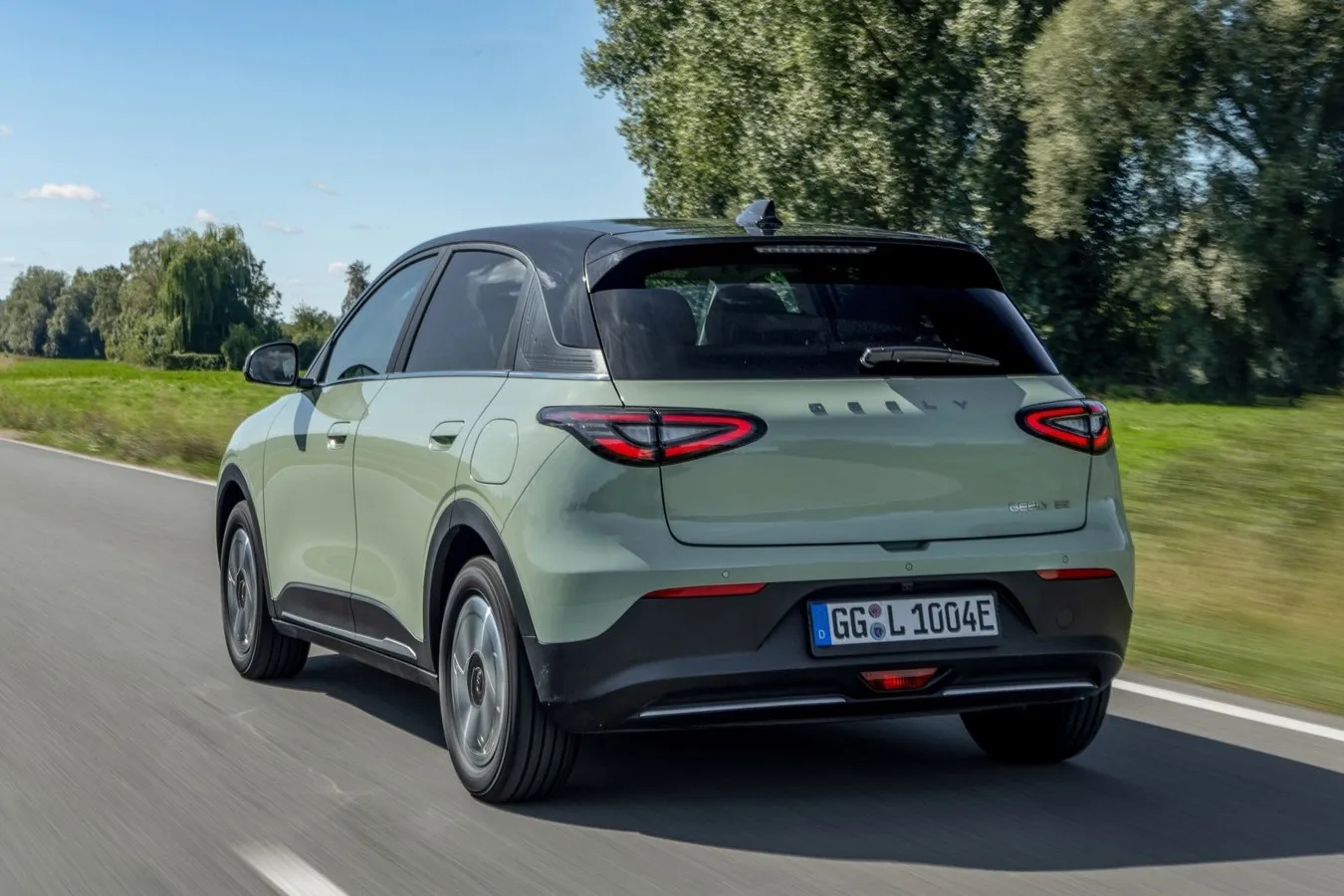 Große Heckleuchten, die weit in die hinteren Kotflügel hineinreichen, prägen die Rückansicht des Geely E2.