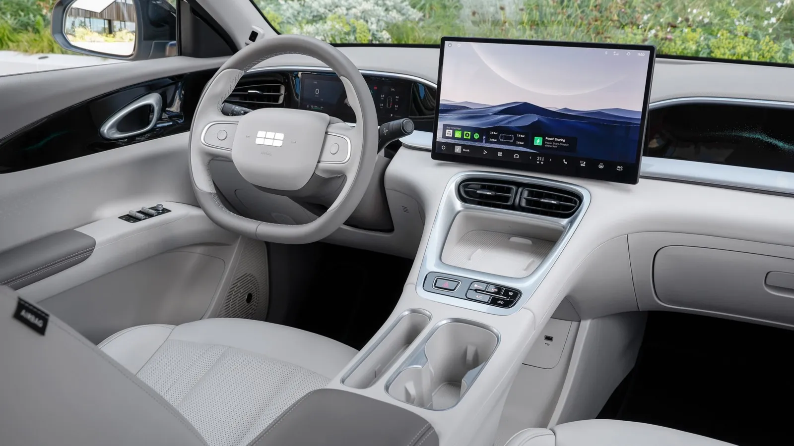 Der aufgeräumte Armaturenträger des Geely E2 wird von einem großen Infotainment-Display dominiert.