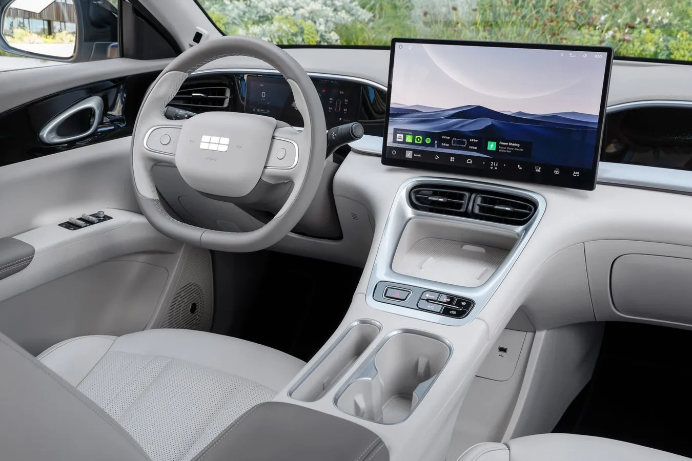 Der aufgeräumte Armaturenträger des Geely E2 wird von einem großen Infotainment-Display dominiert.