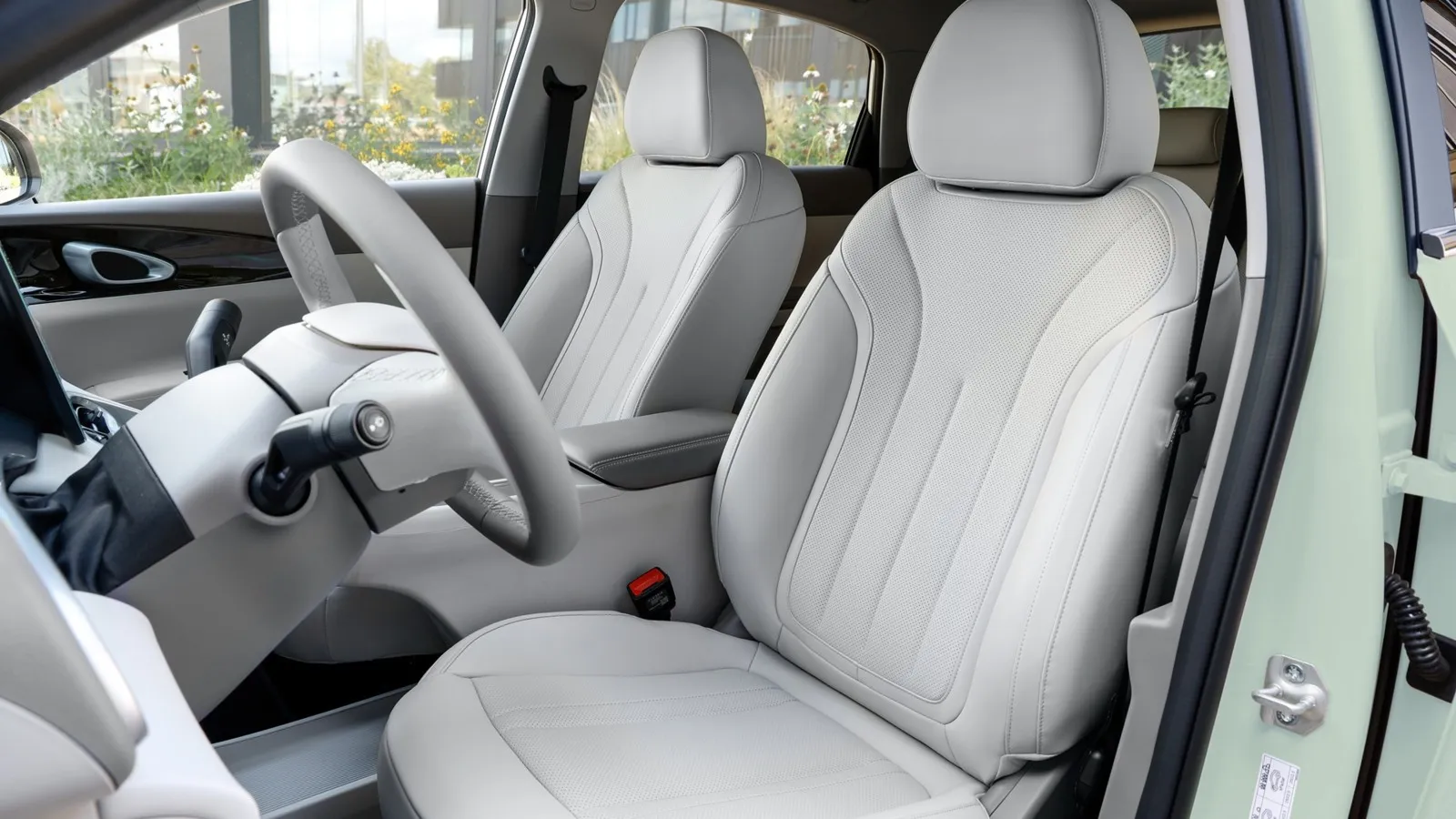 Die vorderen Sitze des Geely E2 sind mit Kunstleder bezogen und verfügen über ausgeprägte Seitenwangen.