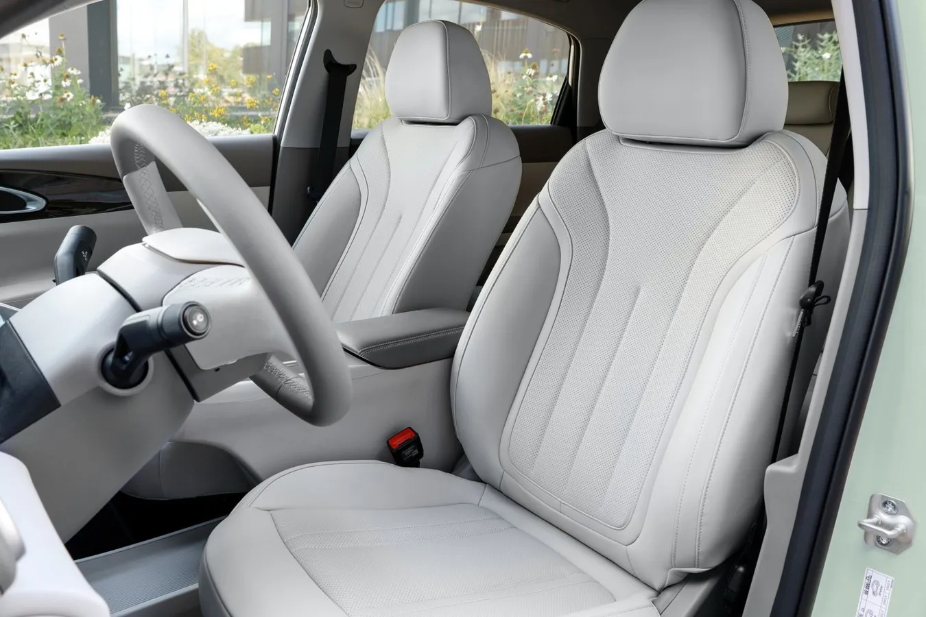 Die vorderen Sitze des Geely E2 sind mit Kunstleder bezogen und verfügen über ausgeprägte Seitenwangen.