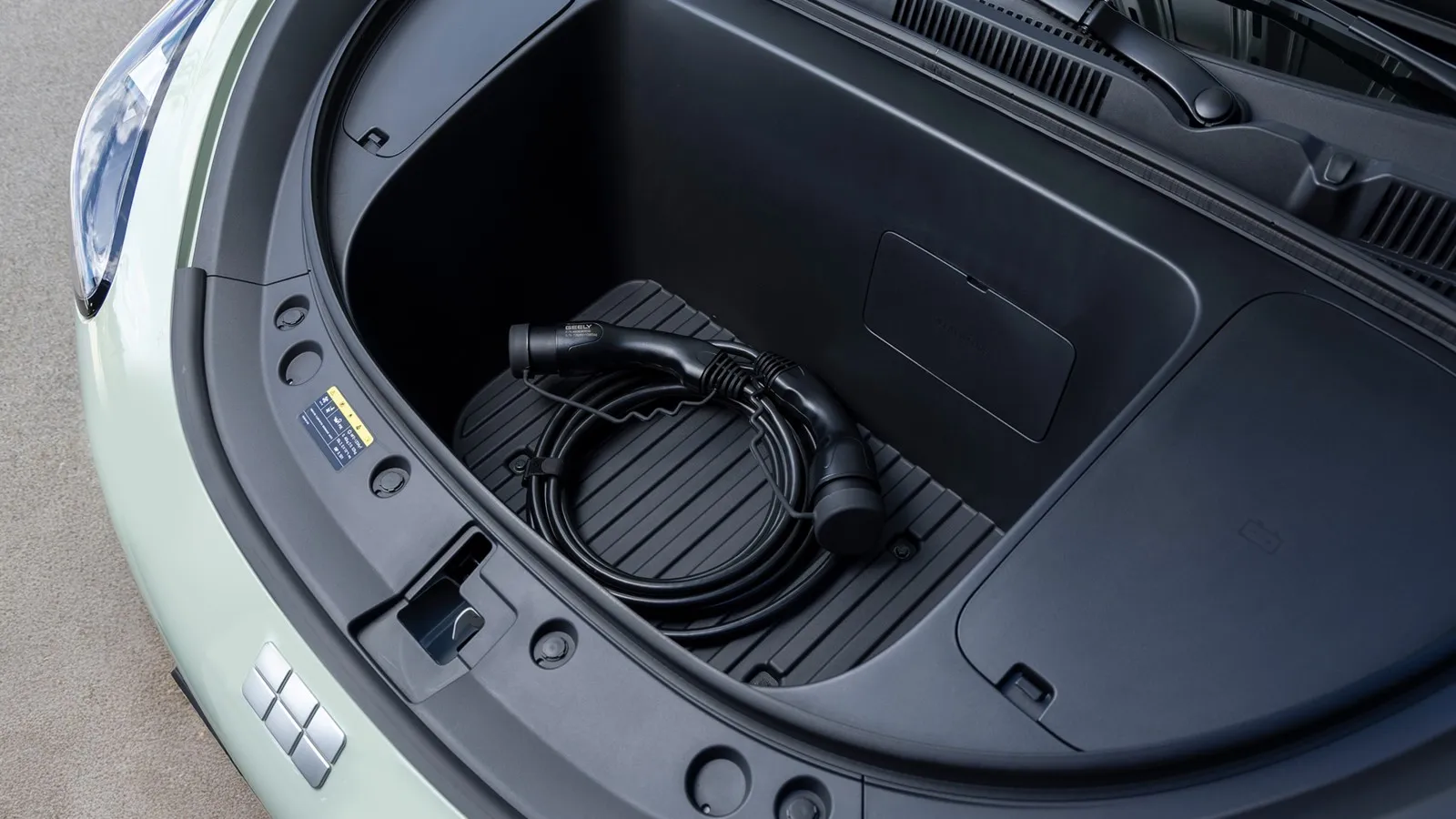 Der 70 Liter große Frunk des Geely E2 bietet zusätzlichen Stauraum für Ladekabel und andere Utensilien.