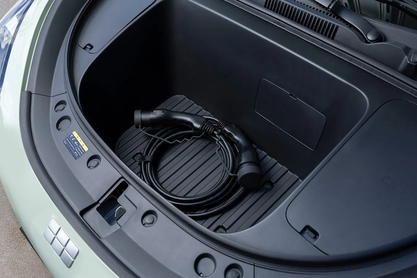 Der 70 Liter große Frunk des Geely E2 bietet zusätzlichen Stauraum für Ladekabel und andere Utensilien.
