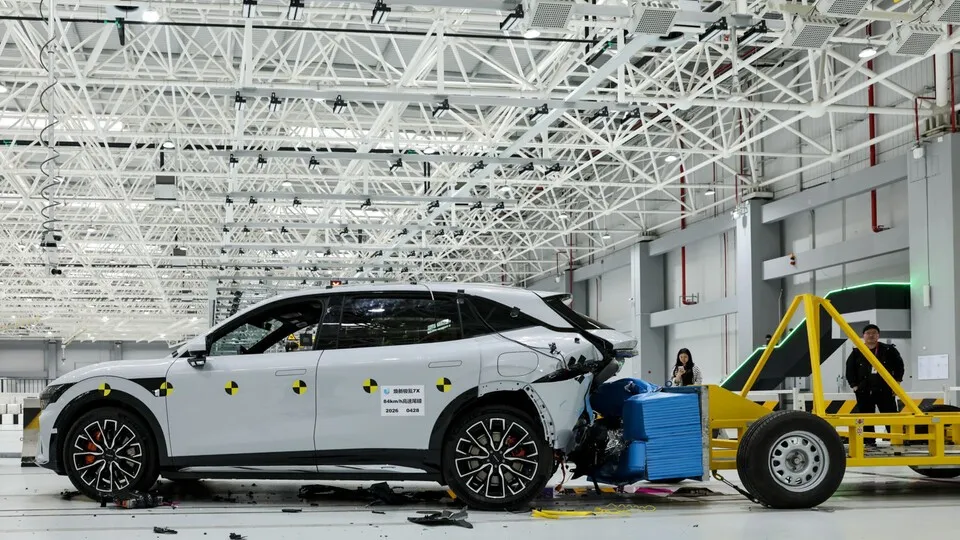 Geely hat Ende 2025 das Testzentrum mit knapp 82.000 Quadratmetern Nutzfläche errichtet. Hier investierte der Autokonzern über zwei Milliarden RMB, umgerechnet 260 Millionen Euro.