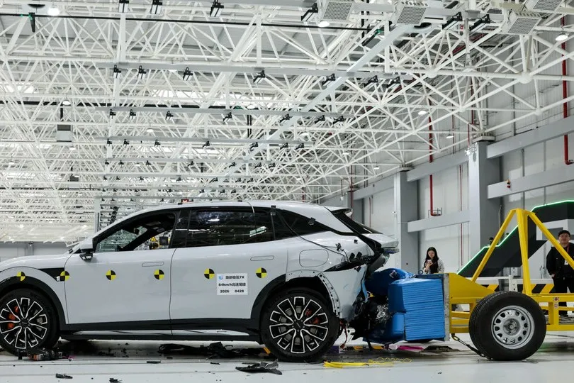 Geely hat Ende 2025 das Testzentrum mit knapp 82.000 Quadratmetern Nutzfläche errichtet. Hier investierte der Autokonzern über zwei Milliarden RMB, umgerechnet 260 Millionen Euro.