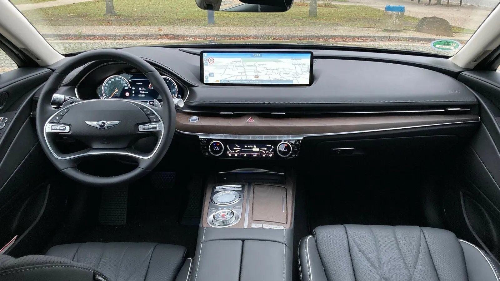 Elegantes und gut verarbeitetes Cockpit, Echtholz gibt es im Genesis G80 in der Variante Luxus.
