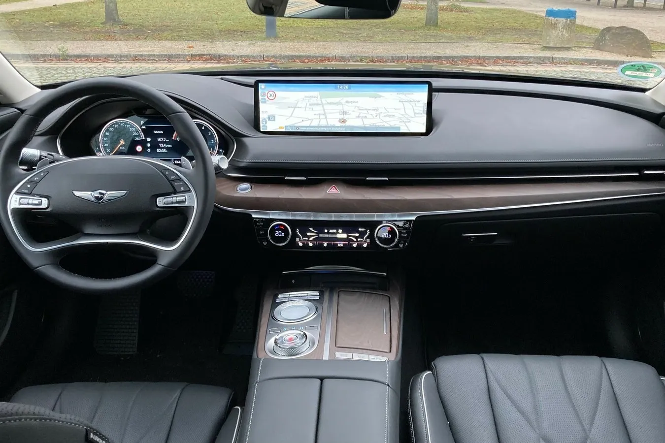 Elegantes und gut verarbeitetes Cockpit, Echtholz gibt es im Genesis G80 in der Variante Luxus.